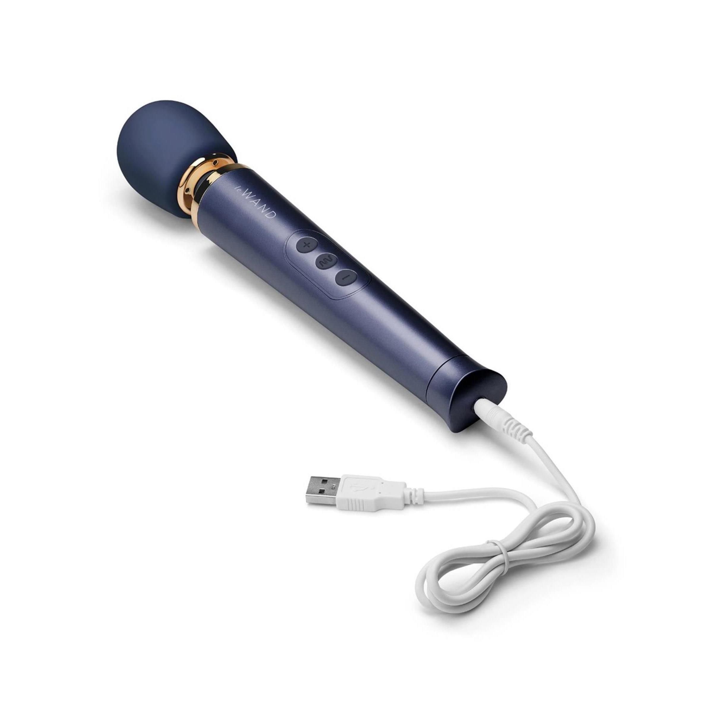 Blaues Massagegerät mit USB-Kabel. Abgerundeter Kopf, goldfarbene Akzente und drei Knöpfe. Auf weißem Hintergrund.