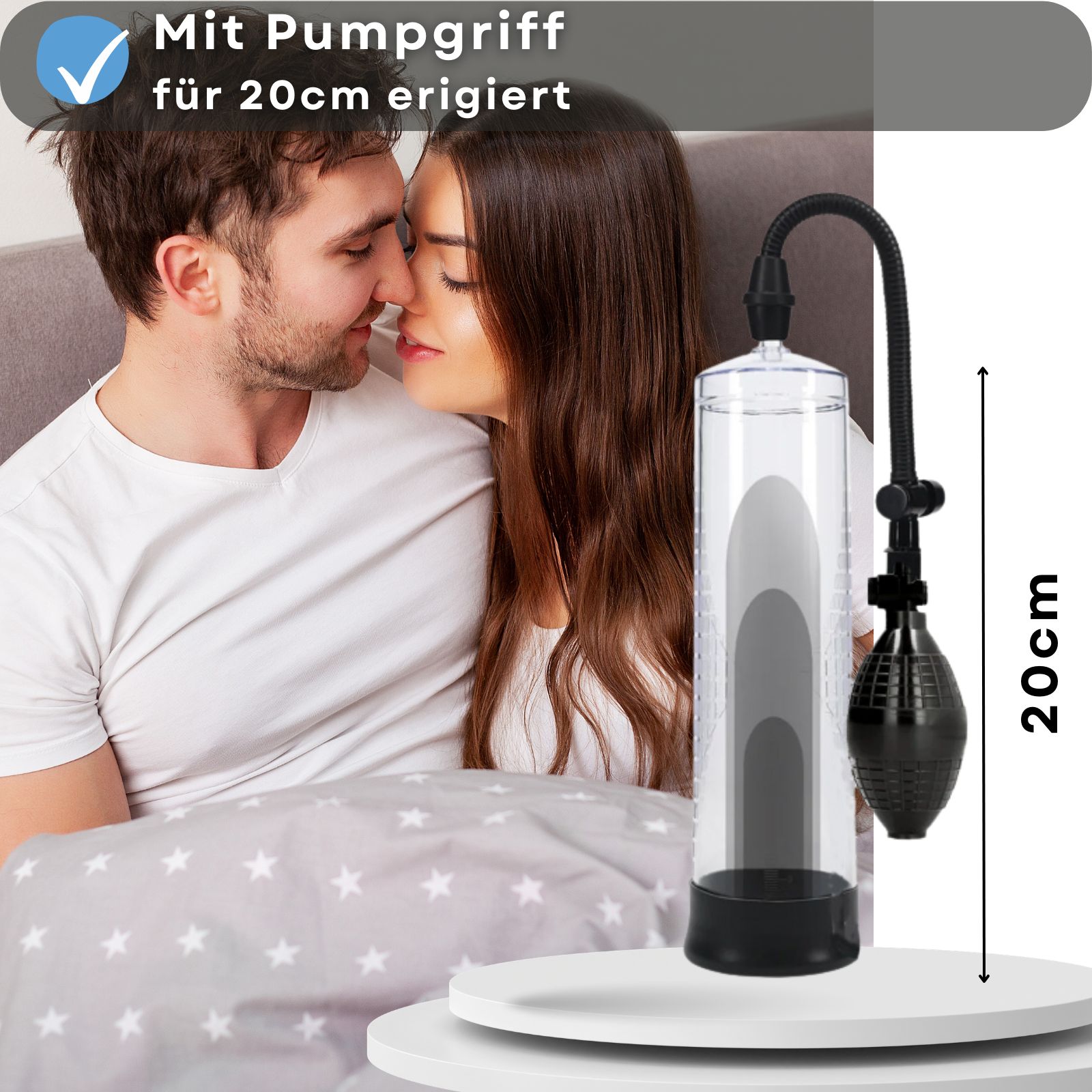 Produkt mit Text: Mit Pumpgriff für 20cm erigiert. Paar im Bett.