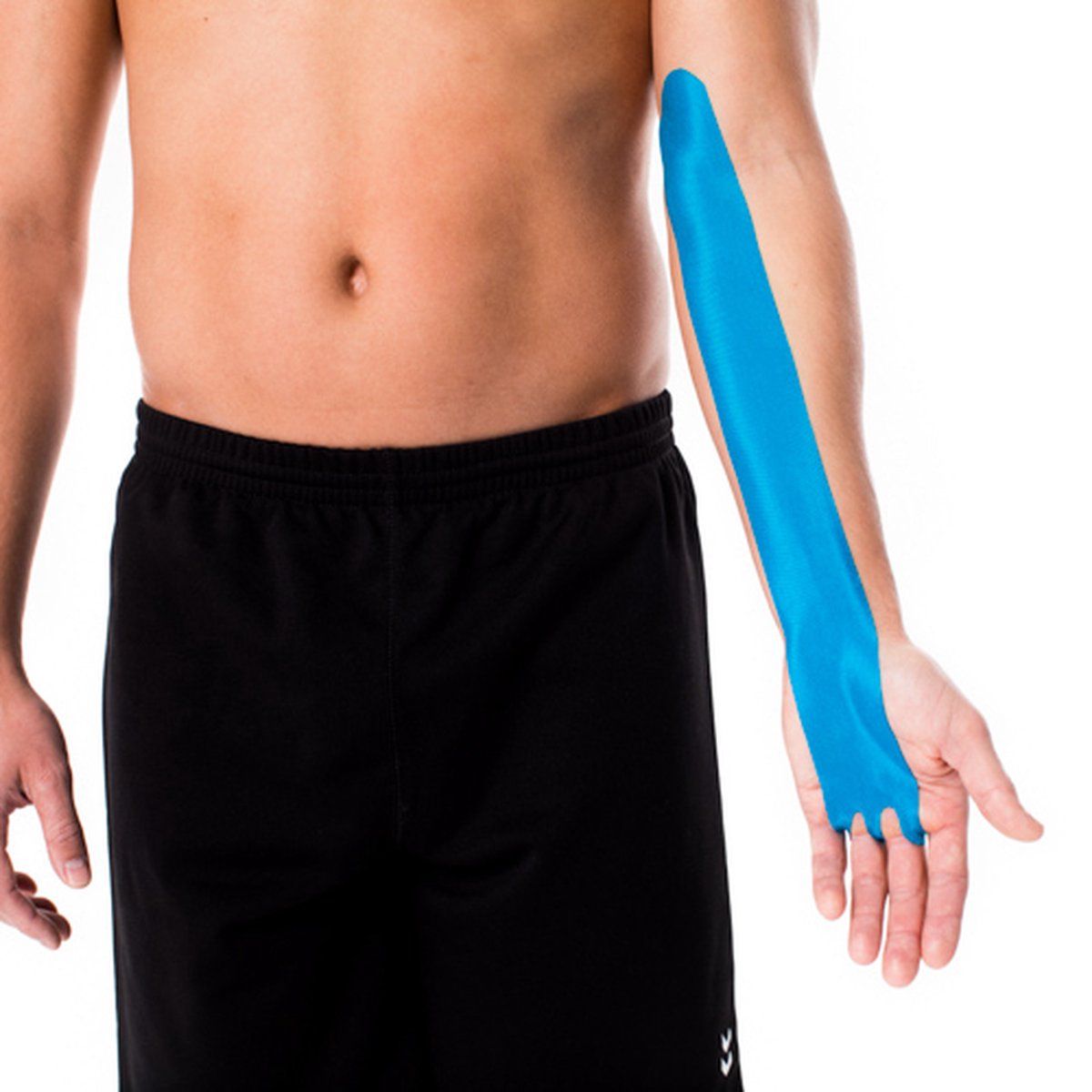 Blaues CureTape® Classic Kinesiotape auf Arm. Tape wird angebracht. Auf weißem Hintergrund.