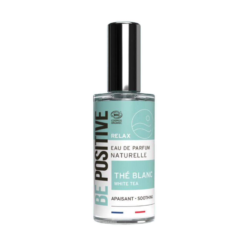 Parfümflasche mit schwarzem Sprühkopf. Aufschrift: BE POSITIVE, RELAX, Eau de Parfum Naturelle, Thé Blanc White Tea. Mit Bio-Siegel.
