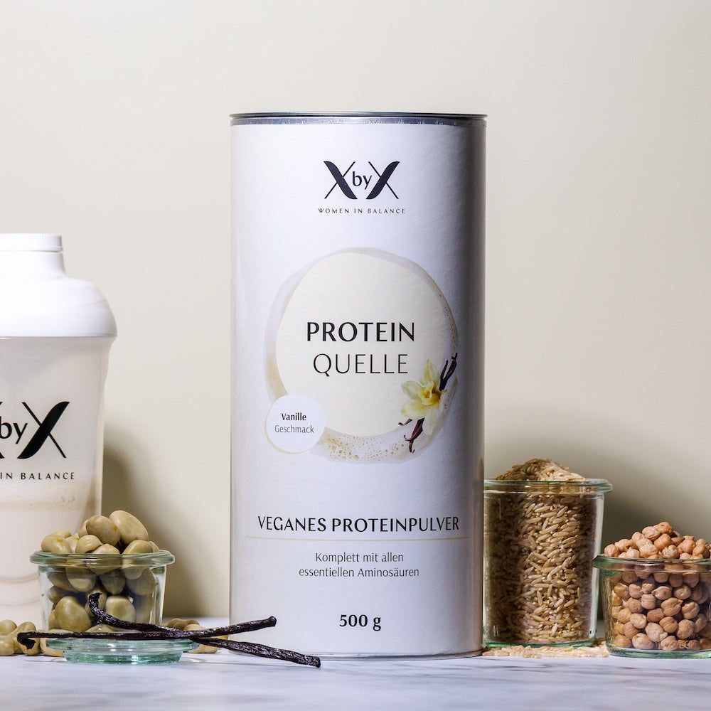 Weißes Proteinpulver in Dose, daneben Shaker, Vanilleschoten, Gläser mit Zutaten. Aufschrift: Protein Quelle, veganes Proteinpulver.