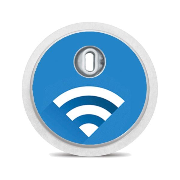 Runder Aufkleber mit Tarnmuster in Grün und Braun. Mit Loch in der Mitte.