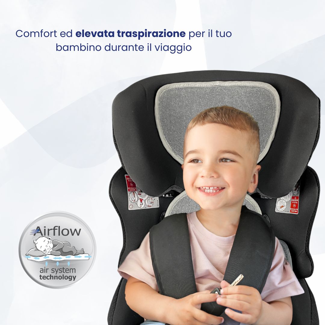 Bambino seduto in un seggiolino auto nero. Testo: Comfort ed elevata traspirazione.