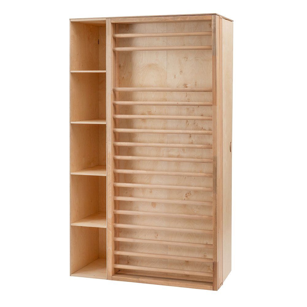 Trainingswand aus Holz mit Sprossen. Mehrere horizontale Sprossen. Seitlich Regale mit mehreren Fächern.