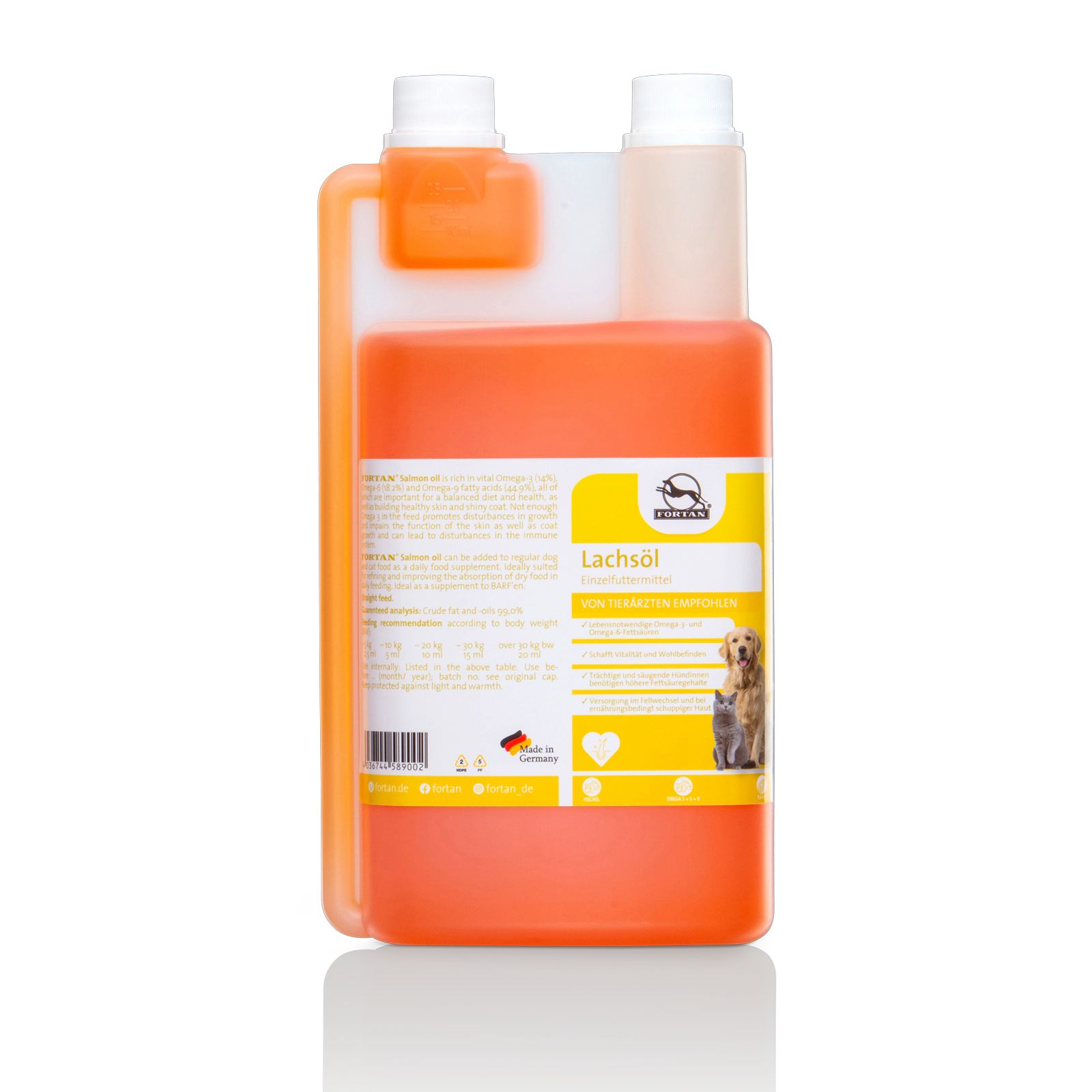Flasche Lachsöl. Orangefarbene Flüssigkeit. Etikett mit Produktinformationen und Logo. Hergestellt in Deutschland.