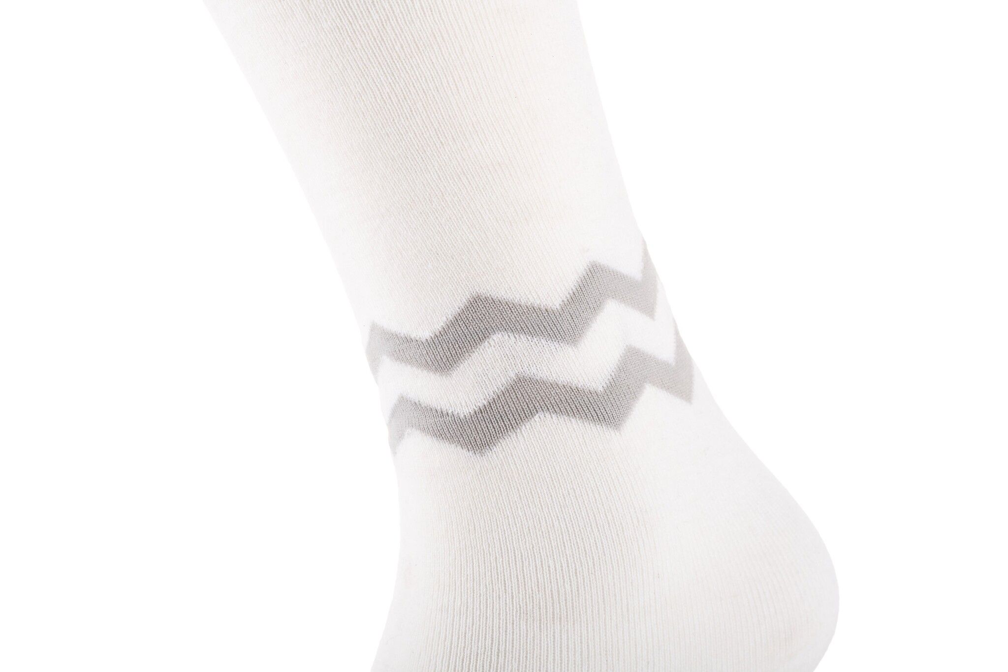 Nahaufnahme eines weißen Sockenabschnitts. Graues Zickzackmuster am Knöchel. Textilmaterial.