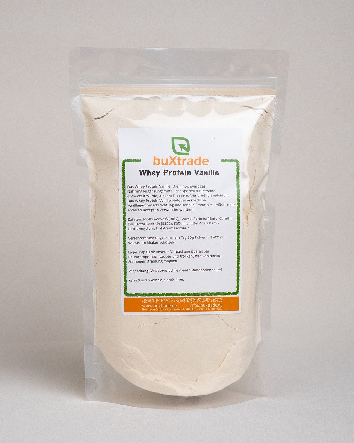 Transparente Tüte mit weißem Pulver und Etikett. Text in Deutsch. Produktname: buXtrade Whey Protein Vanille.