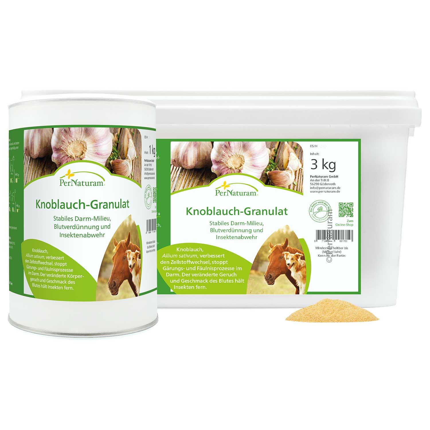 Zwei Behälter mit Knoblauchgranulat. Aufschrift: PerNaturam Knoblauch-Granulat. 1 kg Dose und 3 kg Eimer. Granulat auf weißem Hintergrund.