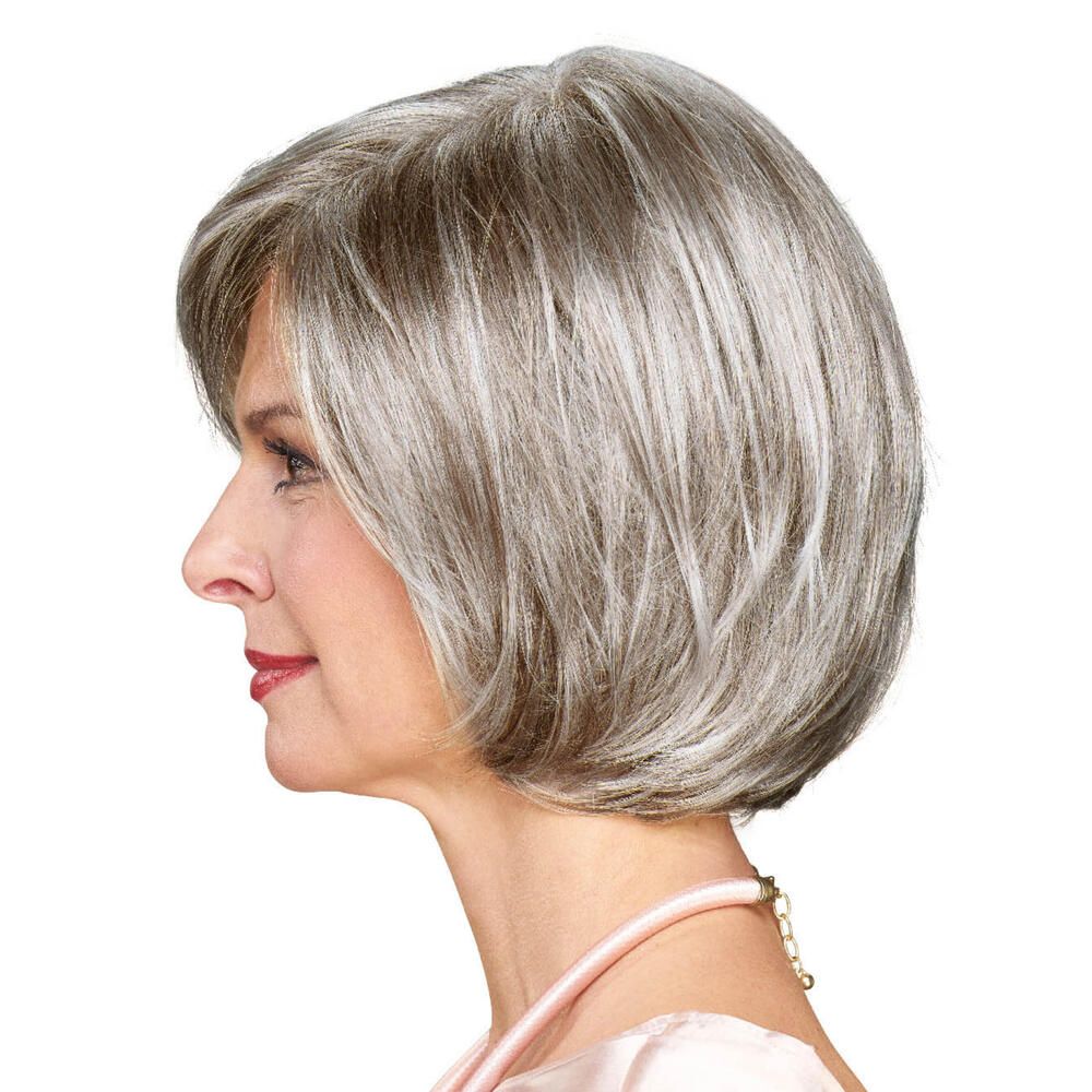 Perücke STOCKHOLM, graues Haar, Bob-Schnitt. Frau im Profil, Blick nach links.
