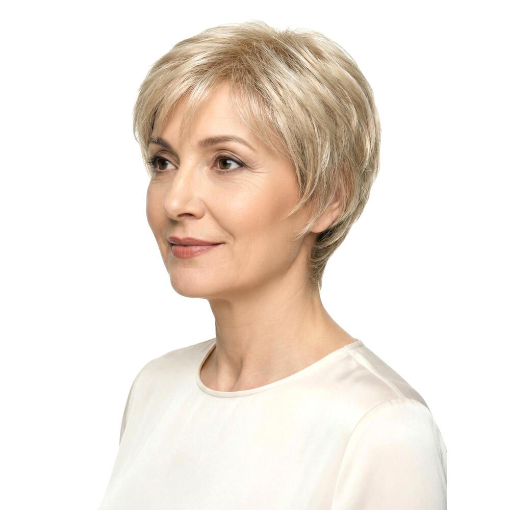 Kurzhaarperücke, blond, DELUXE BREMEN. Frau, Seitenansicht. Helles Haar, kurze Frisur, weißes Oberteil.