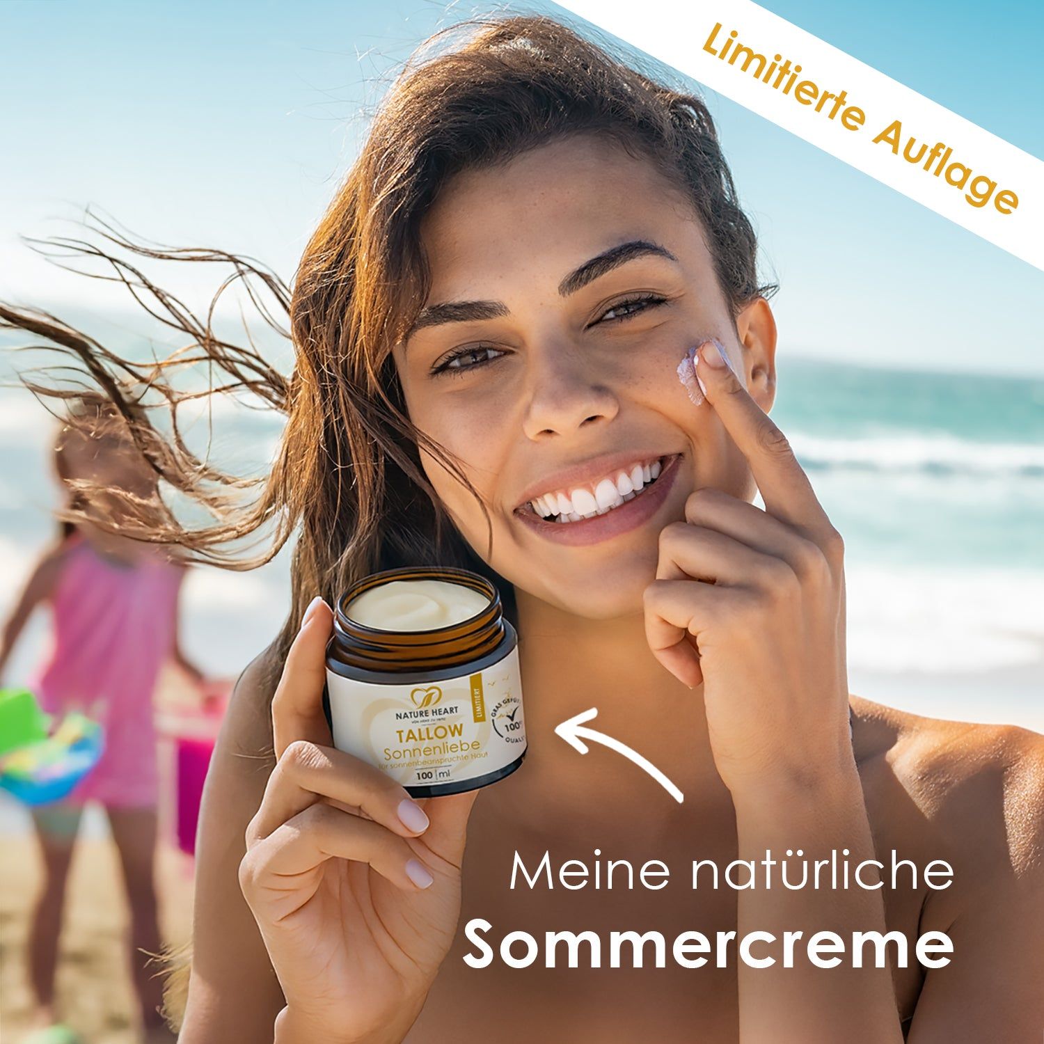 Frau am Strand trägt Creme auf. Aufschrift: Tallow Sonnenliebe, Nature Heart. Text: Meine natürliche Sommercreme.
