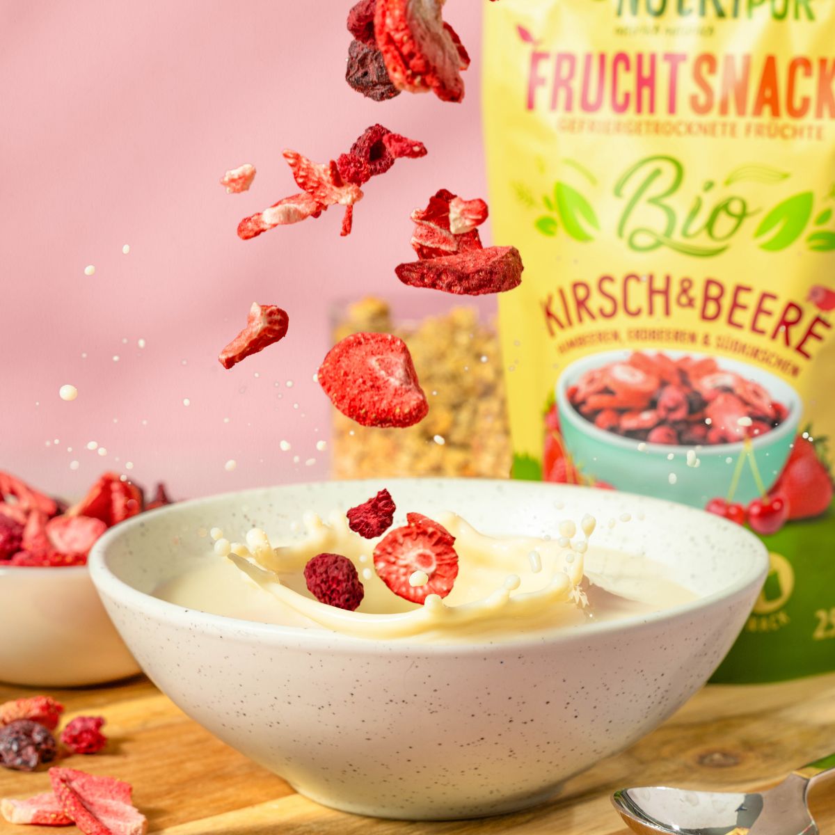 Gefriergetrocknete Früchte fallen in eine Schüssel mit Milch. Beutel mit gefriergetrockneten Früchten, Kirschen & Beeren. Schale mit Früchten.