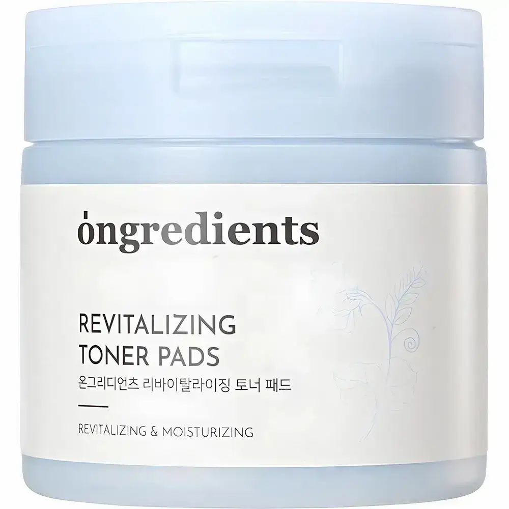 Blau-weiße Dose mit "ongredients" und "Revitalizing Toner Pads" Aufschrift. Deckel geschlossen. Produktverpackung.