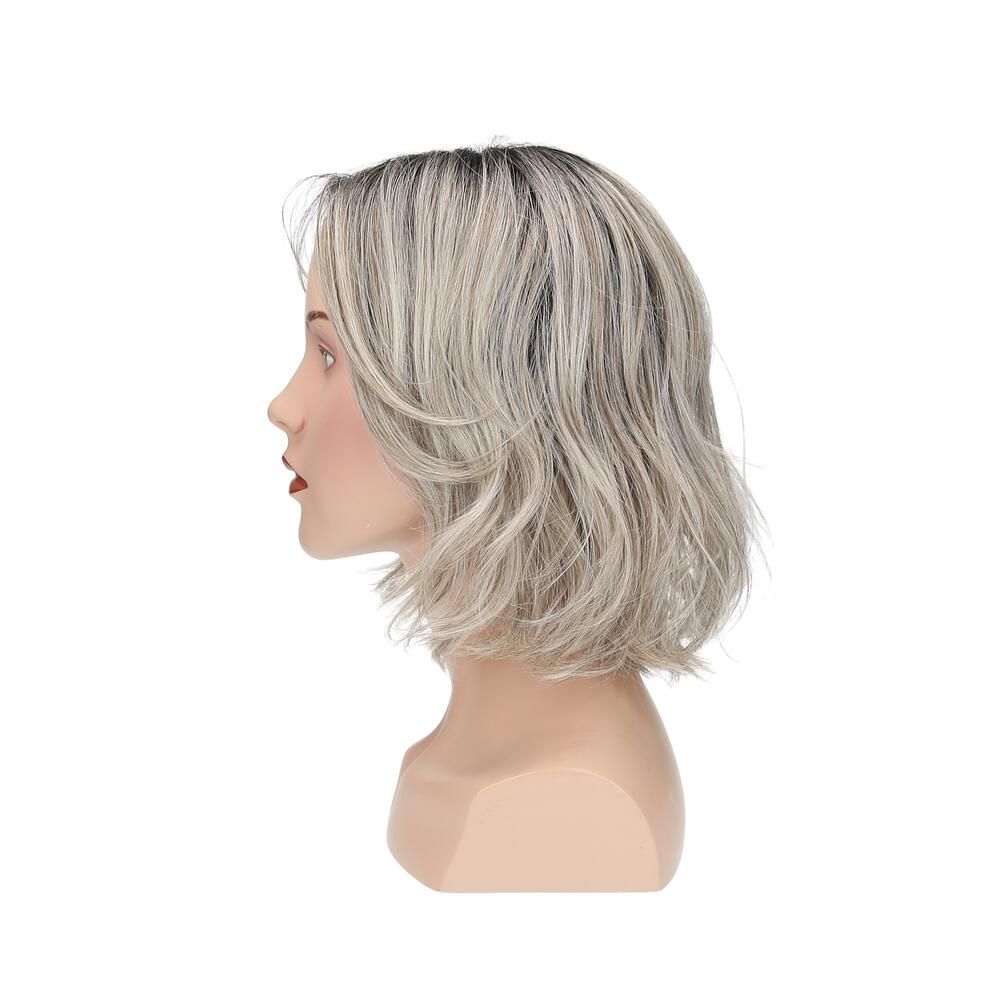 Perücke Lilie von trendhair. Blonde, gewellte Kunsthaarperücke auf einem Schaufensterkopf. Profilansicht.