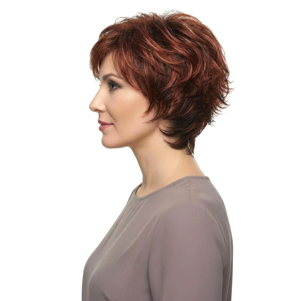 Kurzhaarperücke in Rotbraun. Seitenansicht einer Frau mit der Perücke. Die Haare sind gestuft und fallen locker.