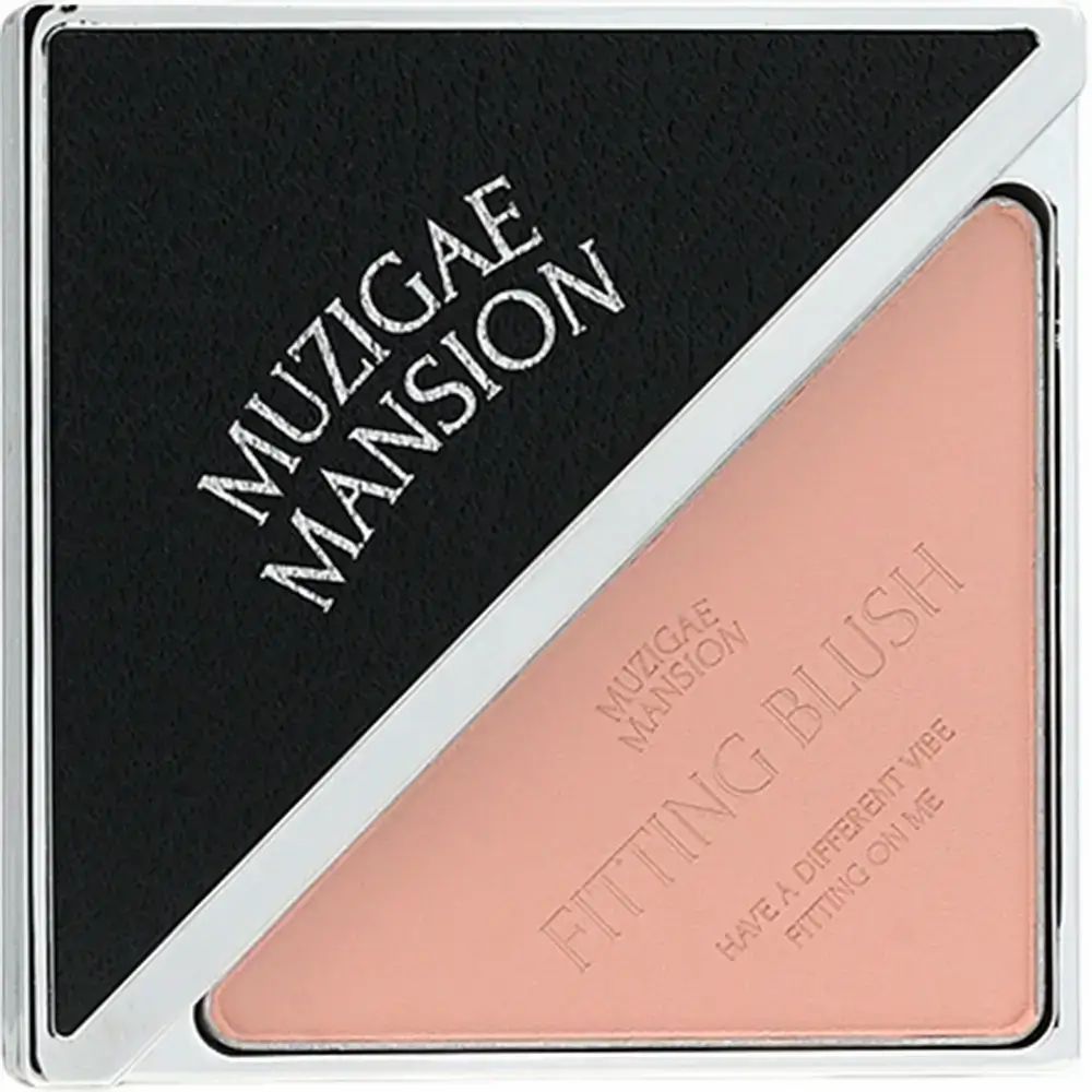 Rouge in quadratischer Verpackung. Auf der Verpackung steht MUZIGAE MANSION und FITTING BLUSH. Rosa Rouge sichtbar.