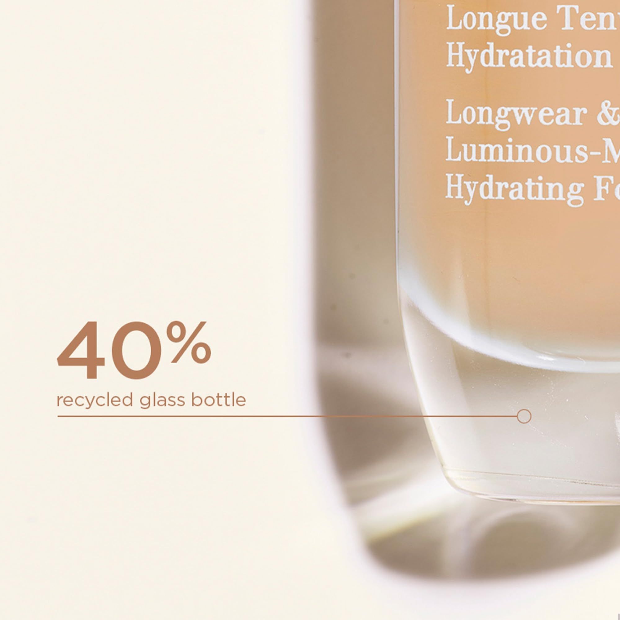 Clarins Skin Illusion Full Coverage Foundation Flasche aus 40% recyceltem Glas.