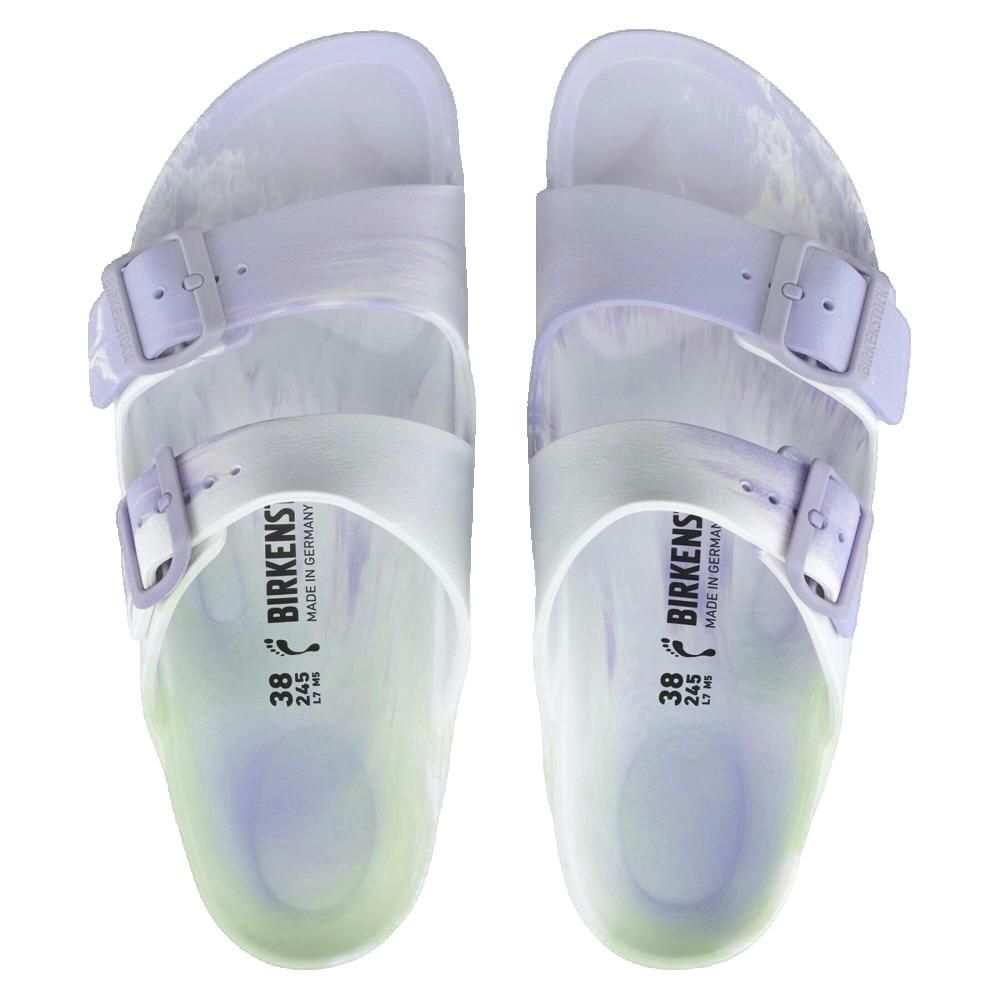 Due sandali Birkenstock Arizona. Fantasia lilla e bianca. Tre cinturini con fibbie. Taglia 38. Logo Birkenstock.