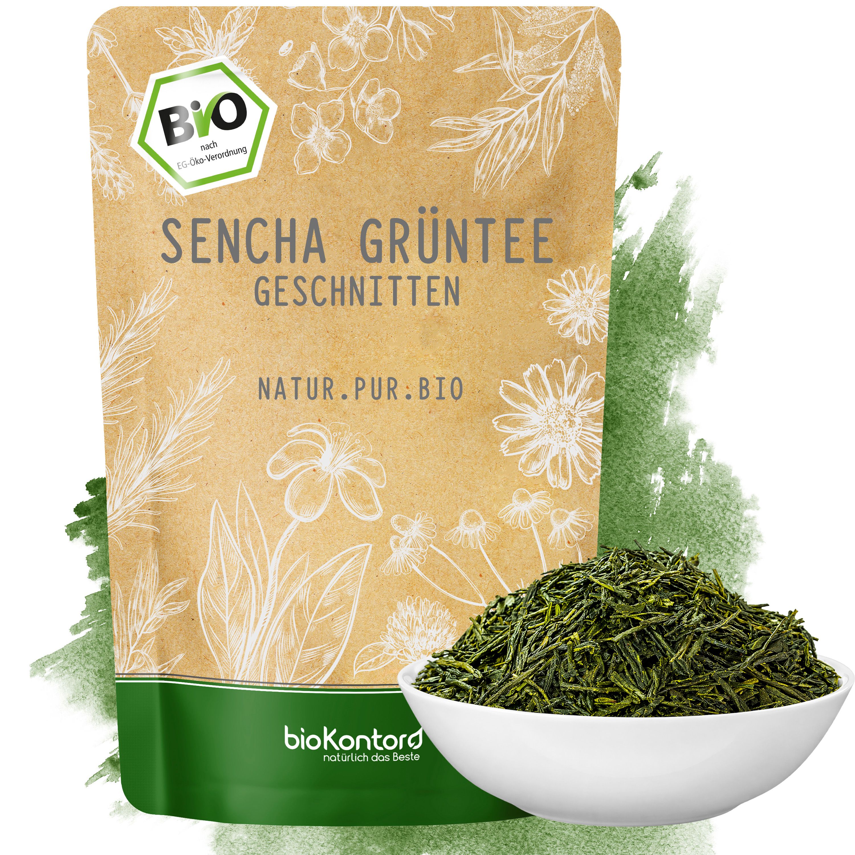 Bio Sencha Grüntee geschnitten in einer Papiertüte mit Kräuterabbildungen und einer Schale Tee.