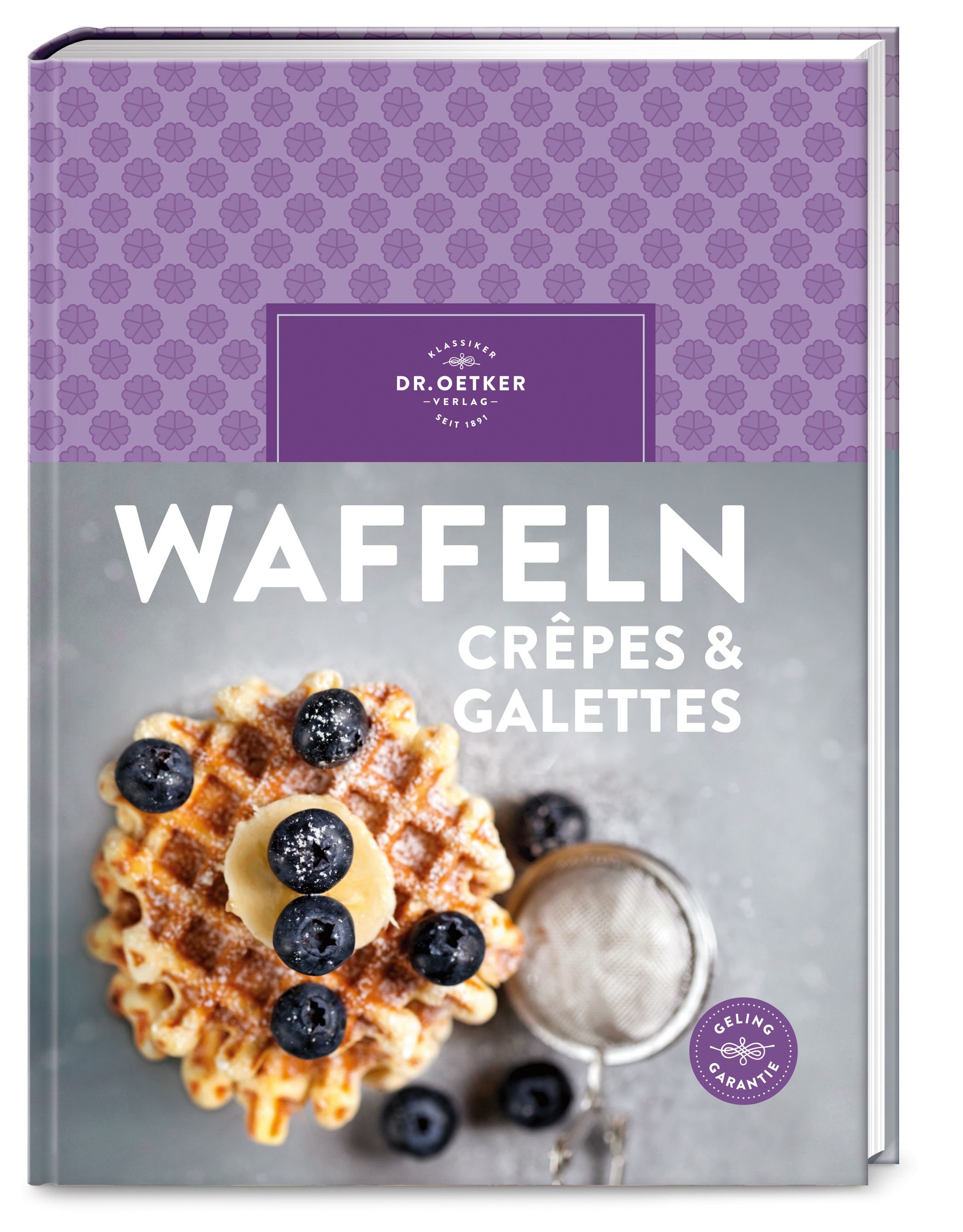 Kochbuch "Waffeln, Crêpes & Galettes" von Dr. Oetker. Lila Cover mit floralem Muster. Waffel mit Blaubeeren und Banane.