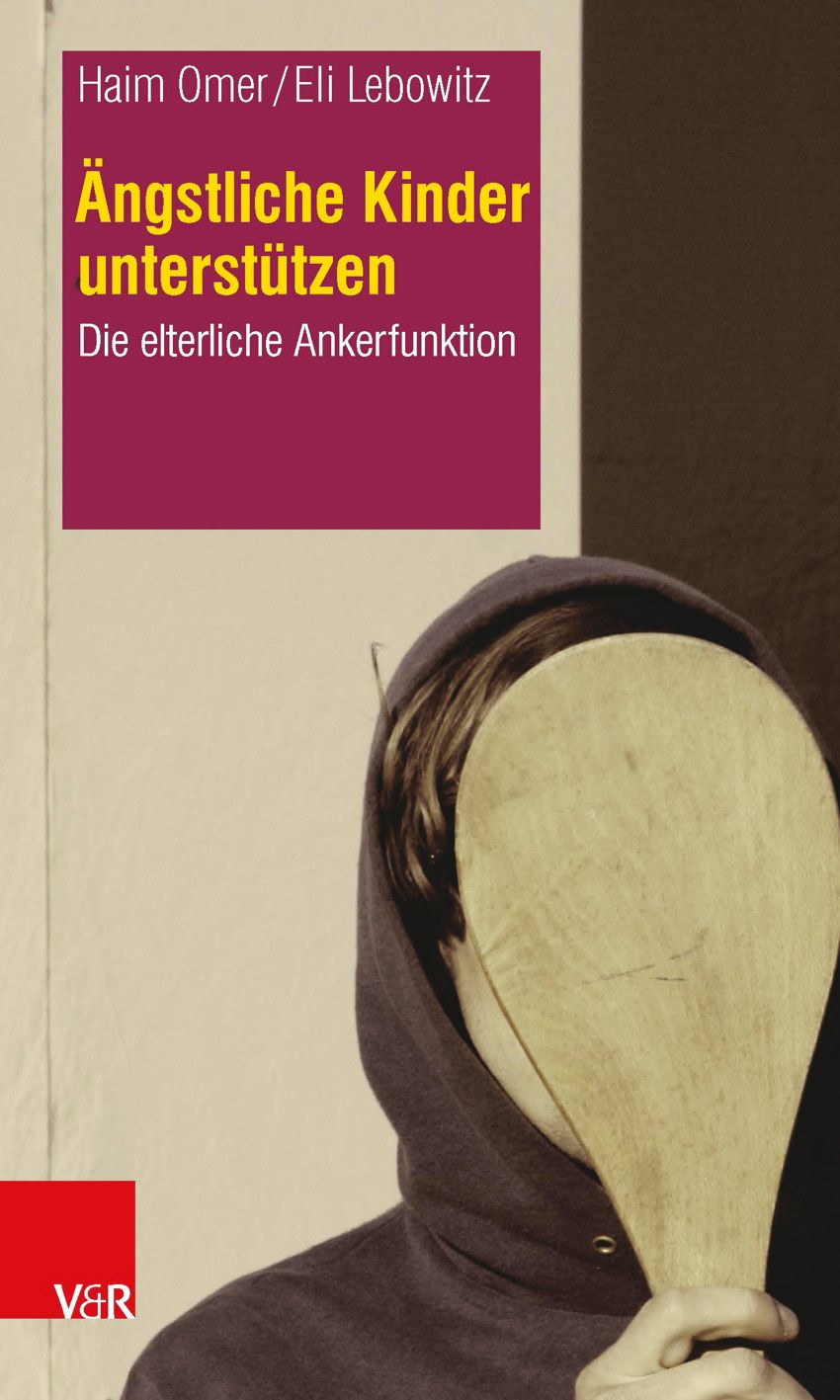 Buchcover: "Ängstliche Kinder unterstützen". Autoren: Haim Omer, Eli Lebowitz. Verlag V&R. Person mit Holzbrett vor dem Gesicht.