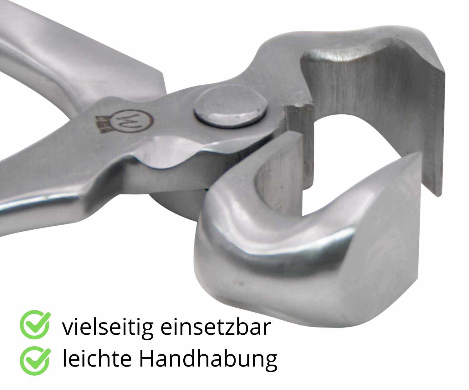 Nahaufnahme einer Hufschneidezange. Text: "vielseitig einsetzbar" und "leichte Handhabung". Zwei grüne Häkchen sind zu sehen. Das Werkzeug ist aus Metall und hat eine gebogene Form.
