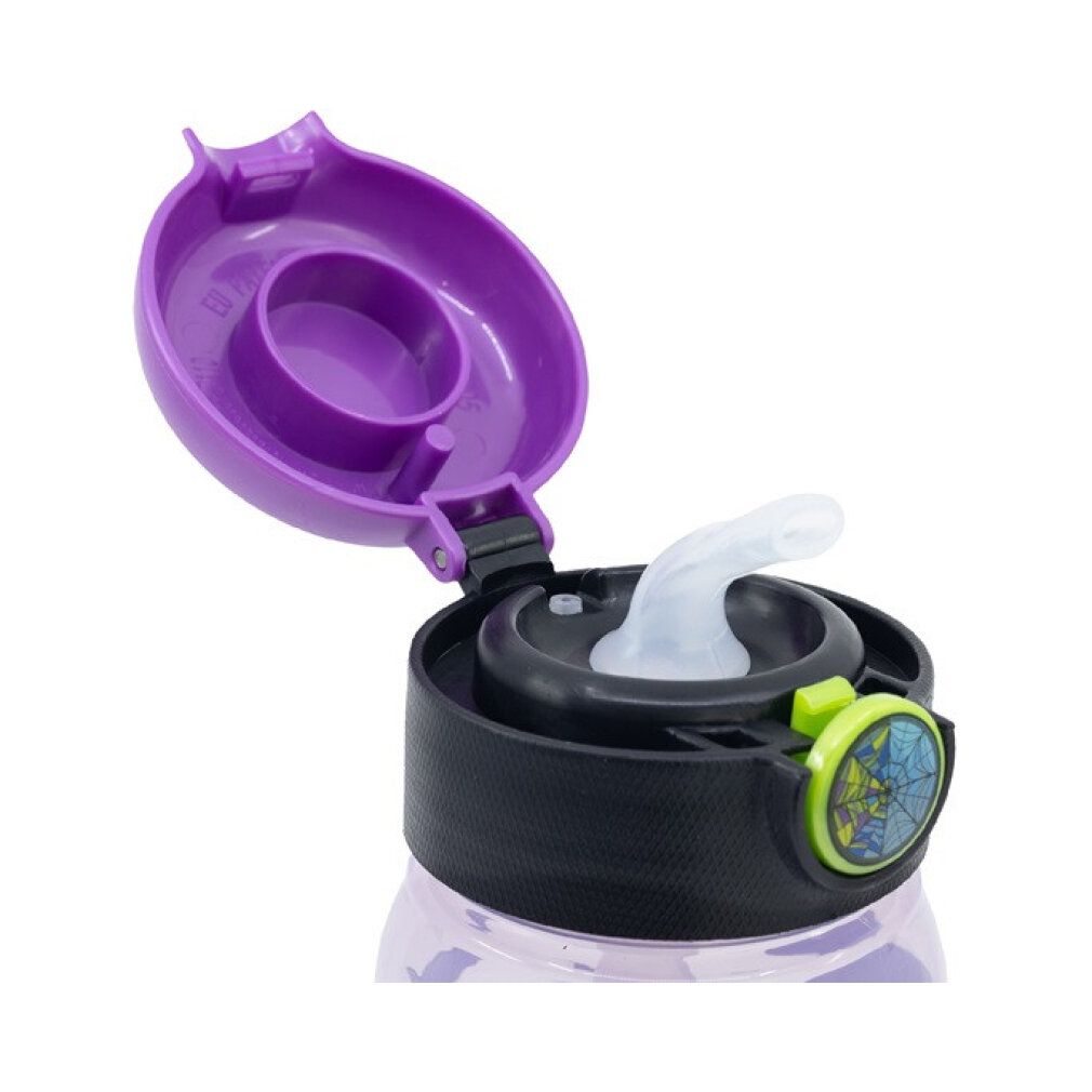 Flaschenverschluss, lila Deckel, schwarzer Ring, weißer Trinkhalm. Grüner Knopf mit blauem Muster. Geöffneter Zustand.