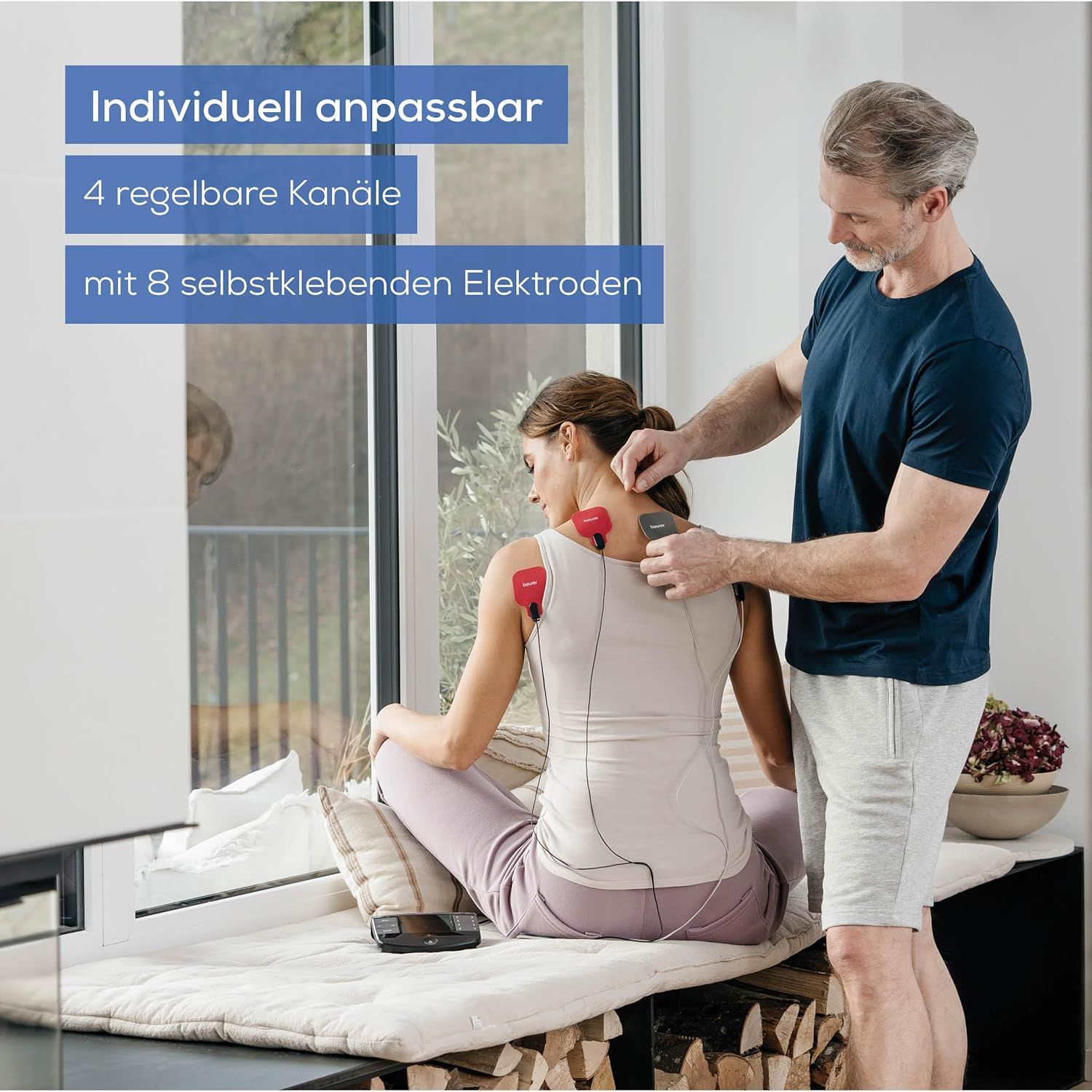Personen mit Elektroden. Mann befestigt Elektroden am Rücken einer Frau. Text: Individuell anpassbar, 4 regelbare Kanäle.