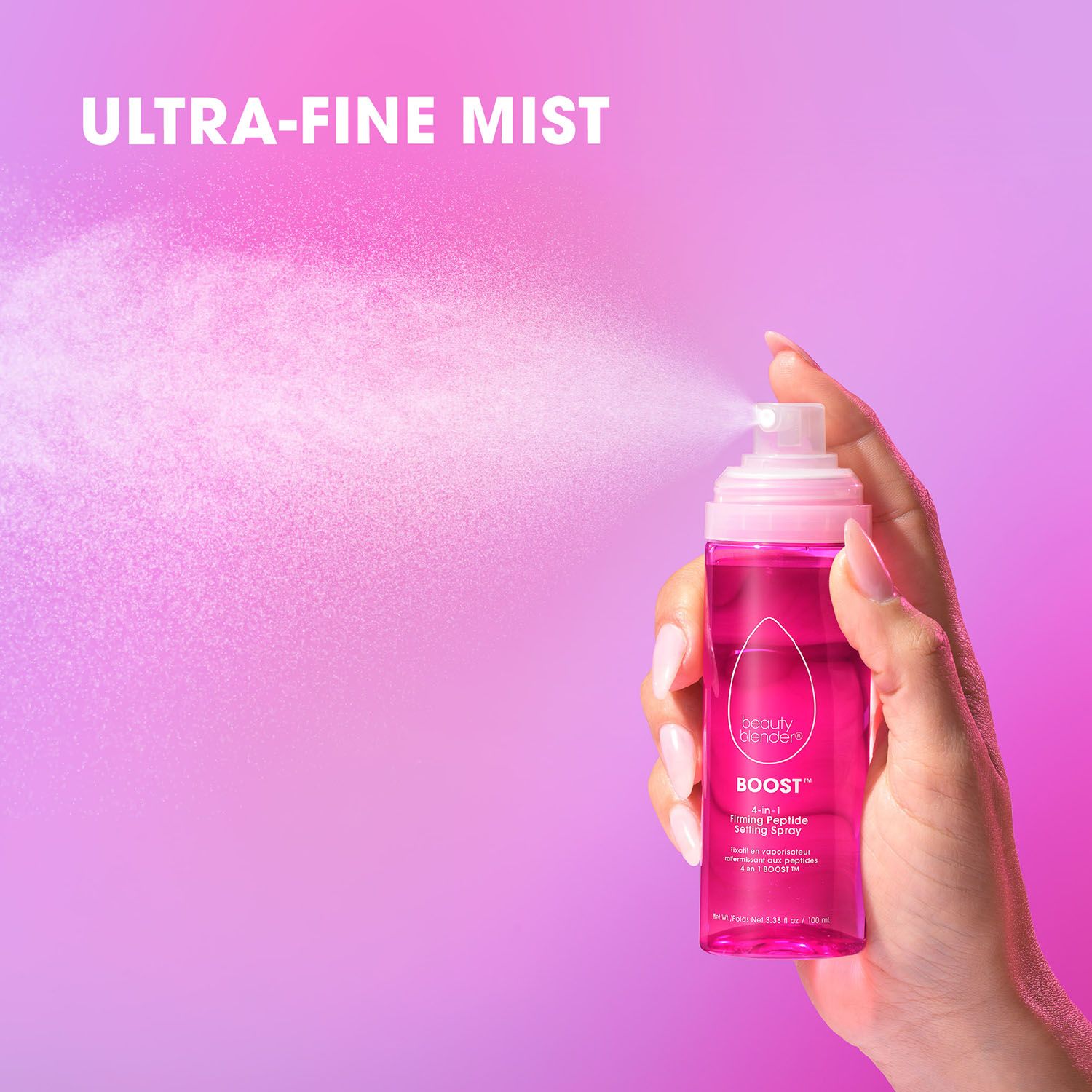 Hand hält rosa Flasche mit Sprühkopf. Sprühnebel. Text: BOOST 4-IN-1 Firming Peptide Setting Spray. Ultrafeiner Nebel.