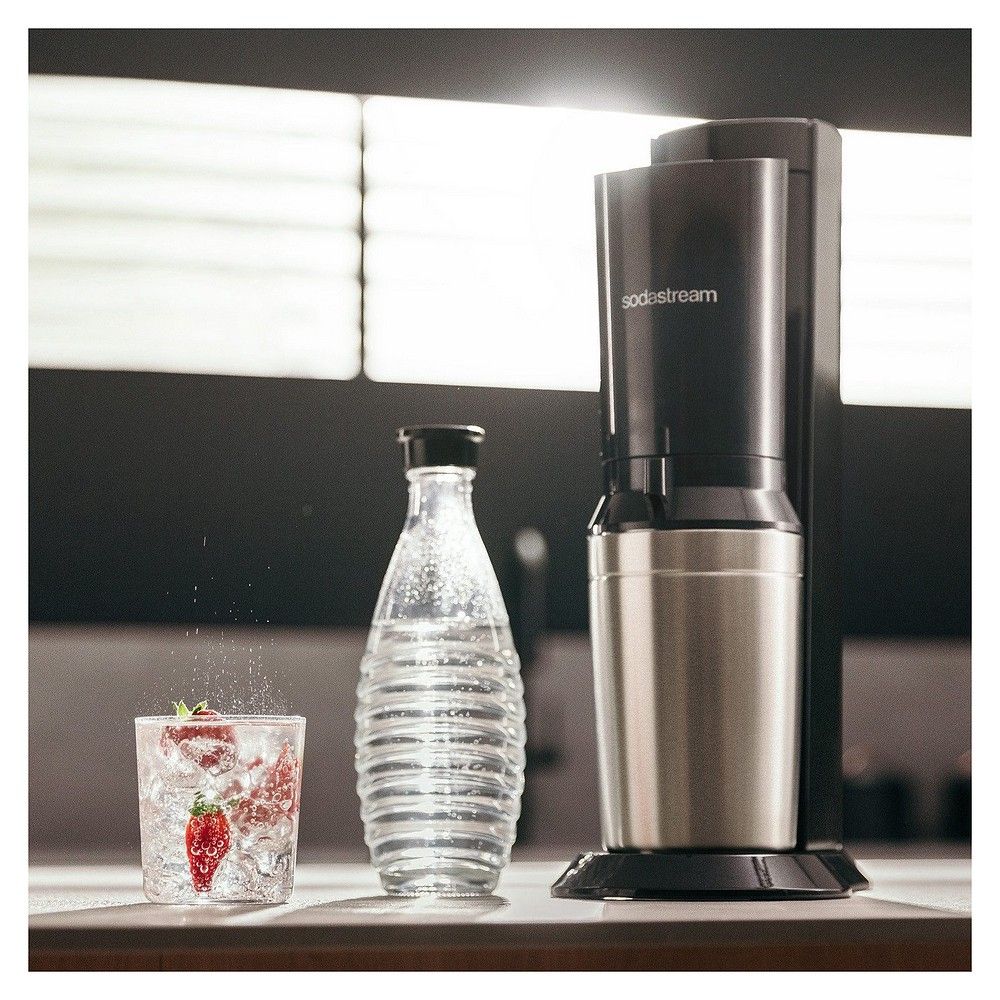SodaStream Crystal 3.0 Wassersprudler mit Glasflasche und einem Glas Sprudelwasser mit Erdbeere.