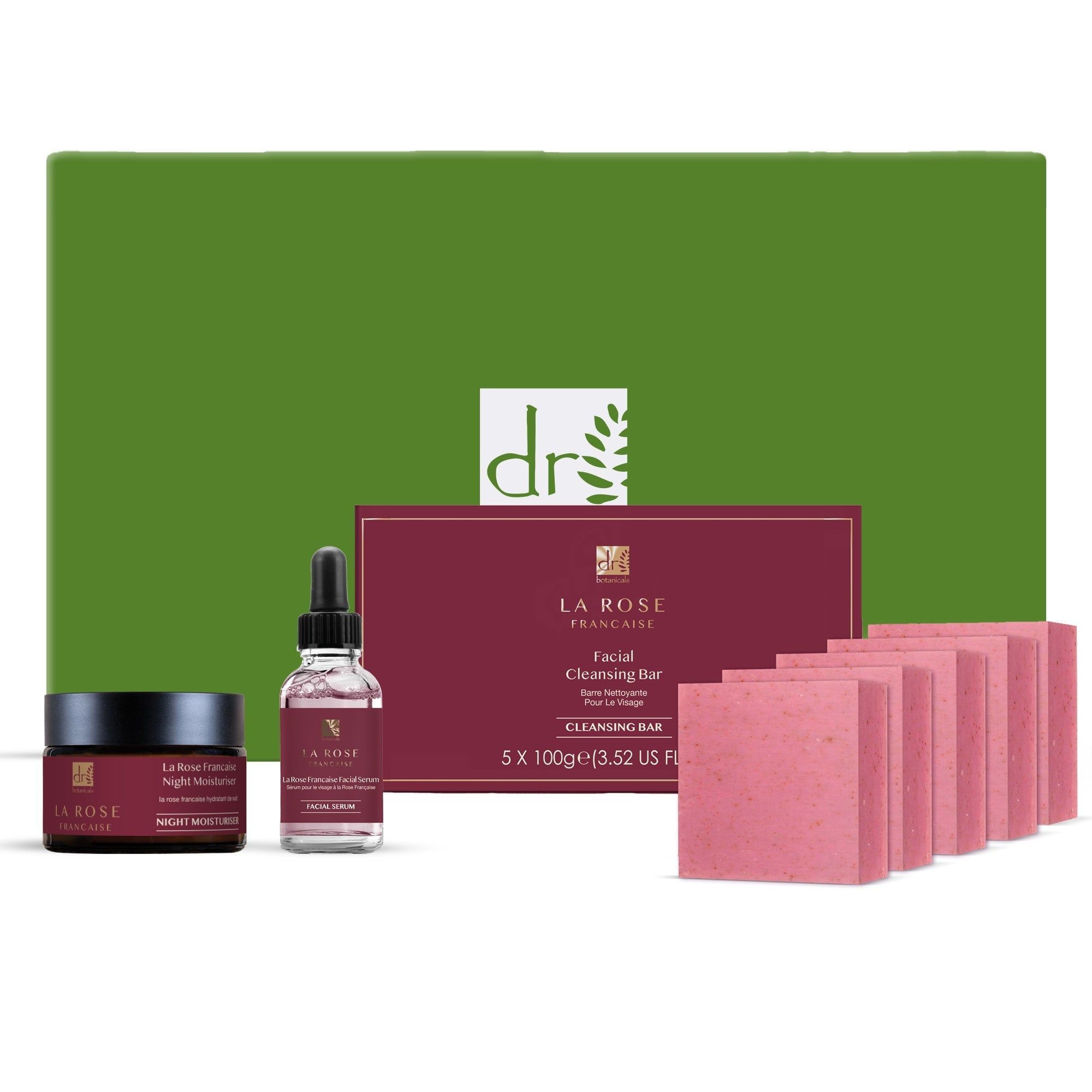 Geschenkset mit Gesichtsscrub, Tages- und Nachtfeuchtigkeitscreme und Teebaumöl-Körperfeuchtigkeitscreme. Produkte und Verpackung mit Logo.