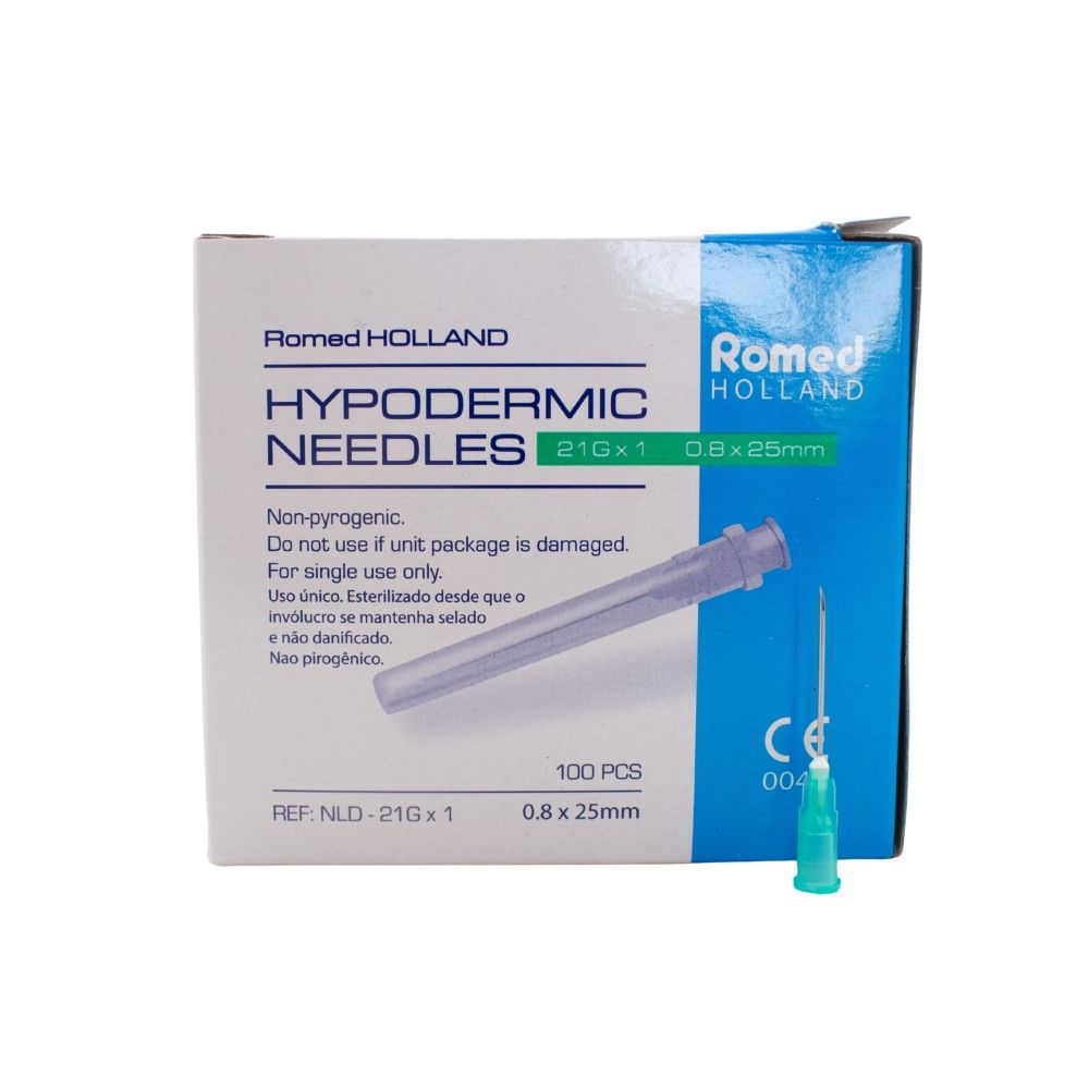 Packung mit Injektionskanülen. Aufschrift: Hypodermic Needles, 21G x 1, 0.8 x 25mm. Einzelne Kanüle daneben.