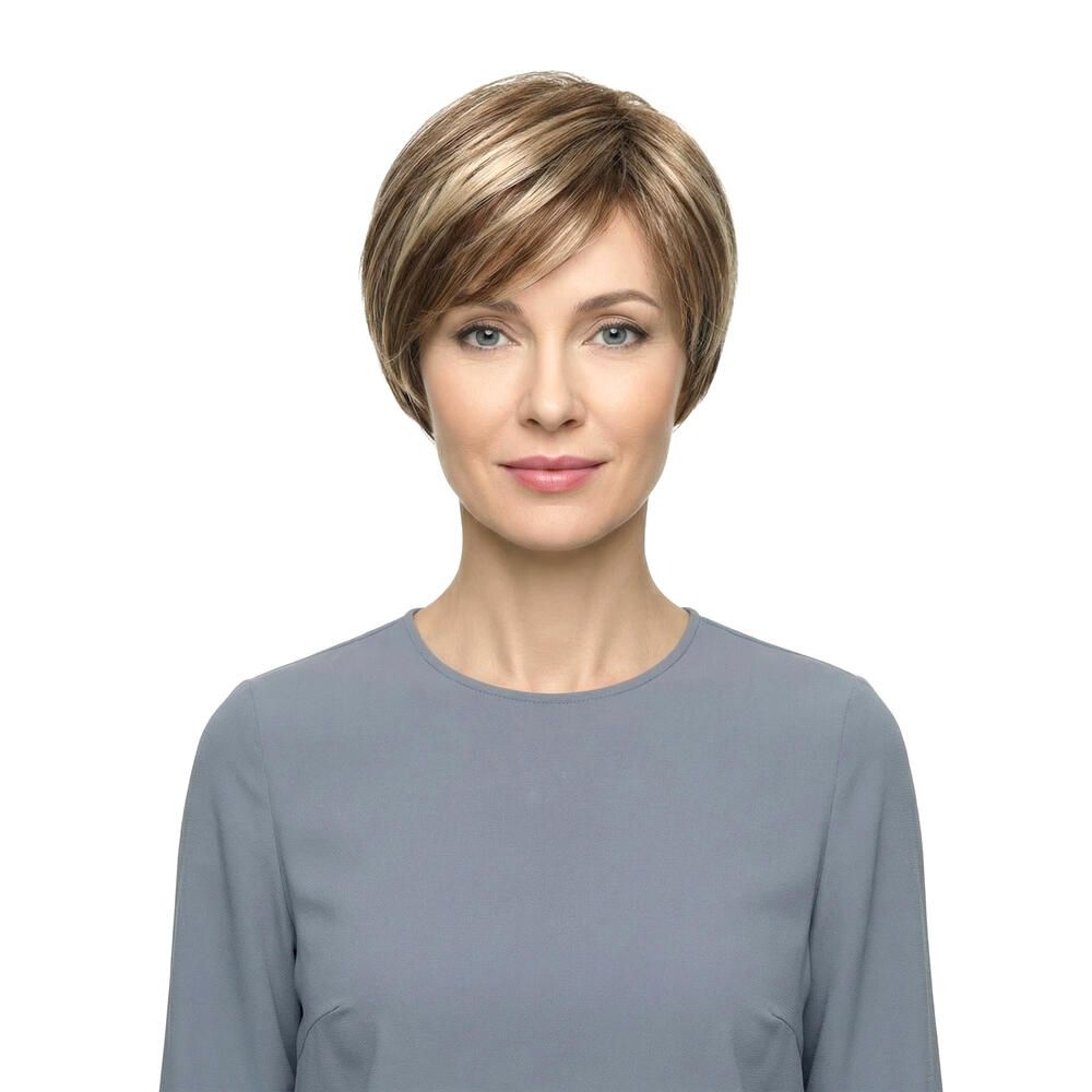 Kurzhaarperücke mit blonden Strähnen. Die Frau trägt ein graues Oberteil. Frontansicht.