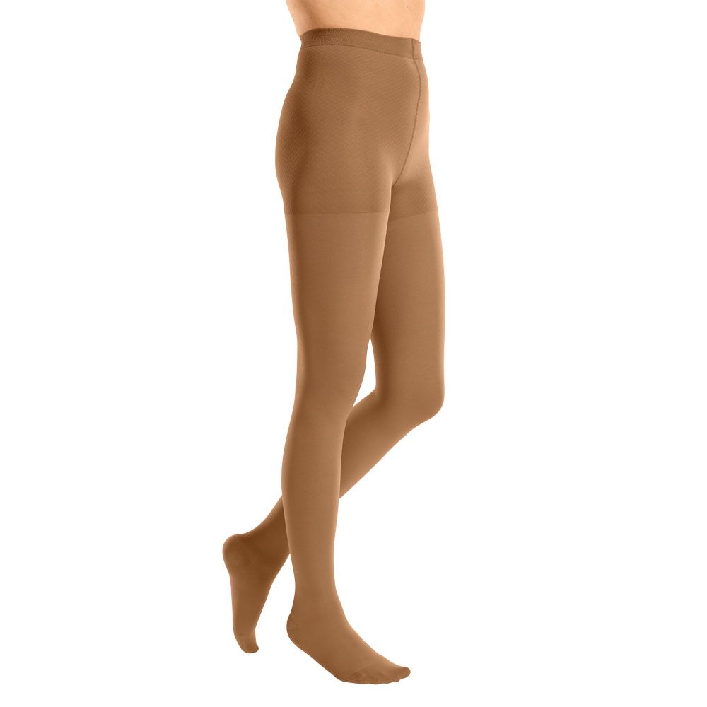 Hautfarbene Strumpfhose, Seitenansicht. Blick auf Bein und Fuß. Feines, glattes Material. Kurze Ausführung.