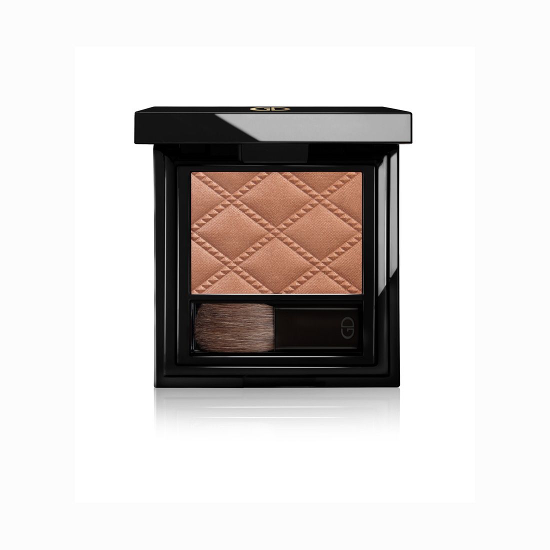 Ga-De Idyllic Soft Satin Blush. Kompakte, quadratische Form. Gebräunte Pudertextur mit Rautenmuster. Schwarze Verpackung mit Pinsel.