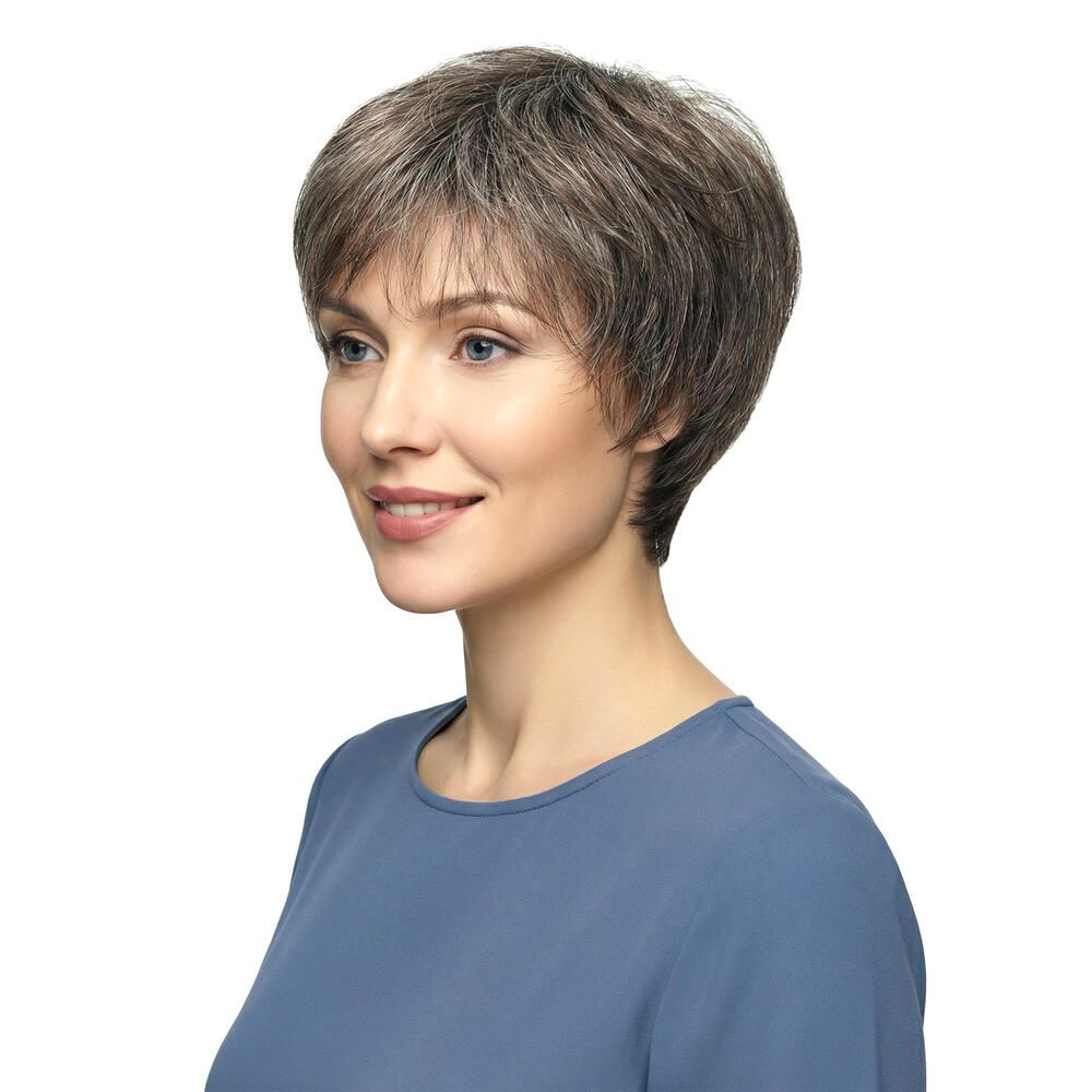 Kurzhaarperücke mit grau-melierten Strähnen. Seitenansicht. Frau mit blauem Oberteil.