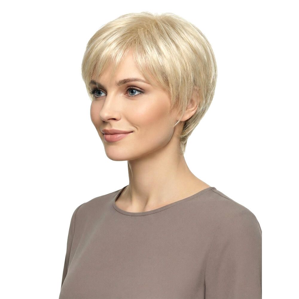 Blonde Perücke mit kurzem, gestuftem Schnitt. Die Frau trägt ein braunes Oberteil. Blick nach links.