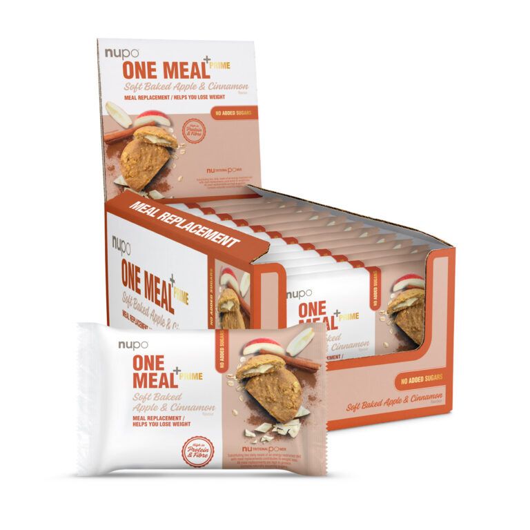 Verpackung von nupo One Meal +Prime Soft Baked Apple & Cinnamon. Geöffnete Box mit Riegeln. Text: Meal Replacement/Helps you lose weight. Ohne Zuckerzusatz.