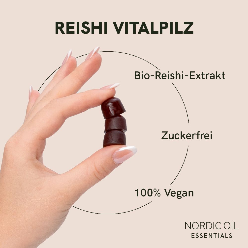 Hand hält drei braune Gummibärchen. Text: Bio-Reishi-Extrakt, zuckerfrei, 100% Vegan. Logo: Nordic Oil Essentials.