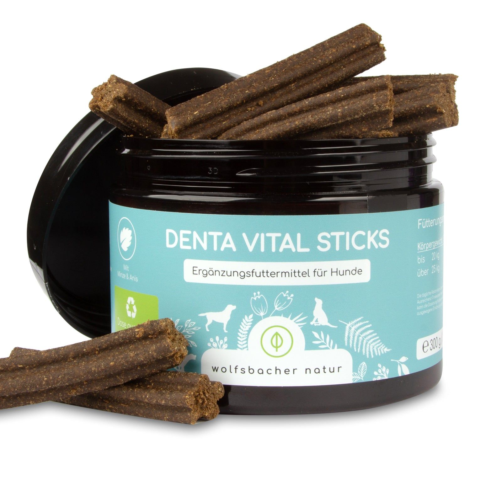Braune Sticks liegen neben einer geöffneten Dose. Auf der Dose steht "Denta Vital Sticks" und "wolfsbacher natur".