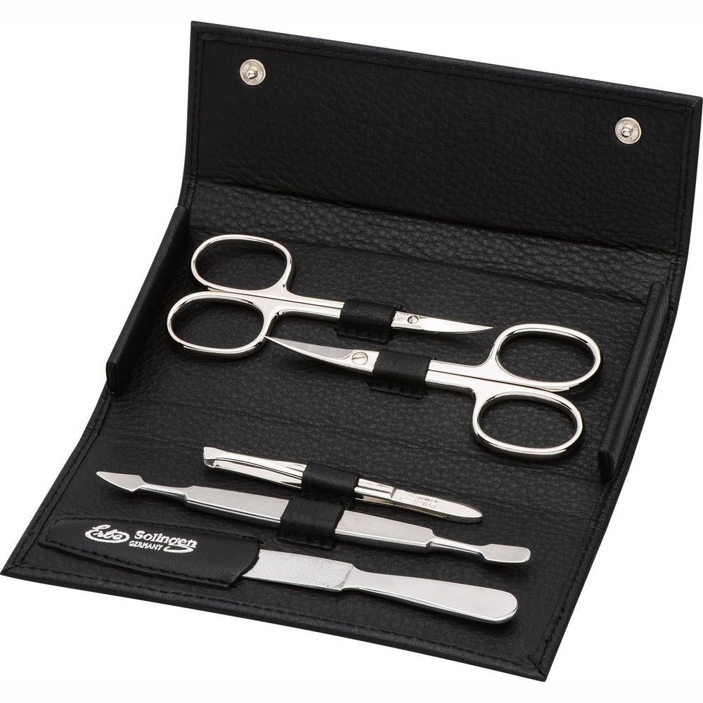 Schwarzes Lederetui mit 5 Maniküre-Instrumenten aus Metall.