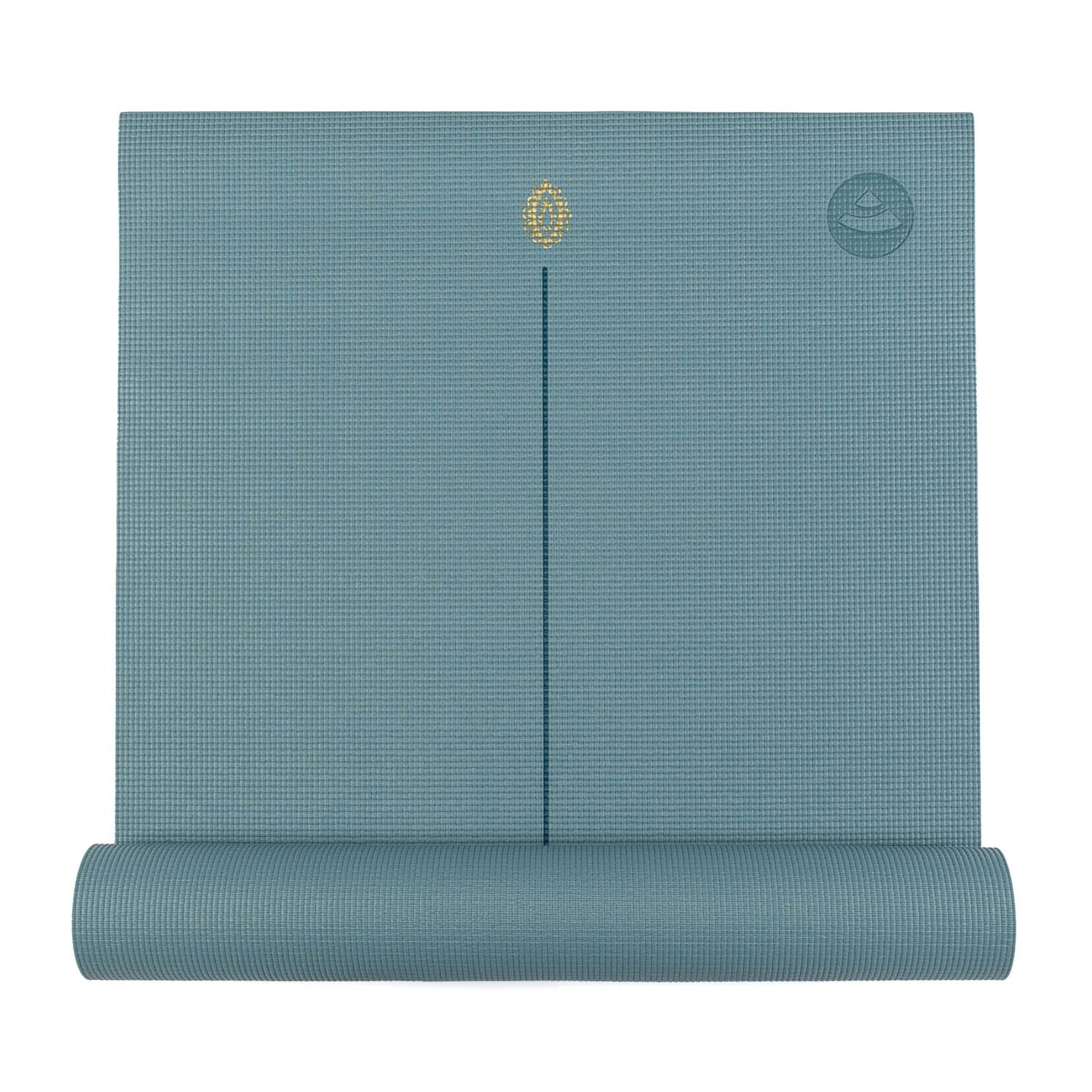 Hellblaue Yogamatte, teilweise gerollt. Hamsa-Hand-Design, Linie, Logo. Auf weißem Hintergrund.