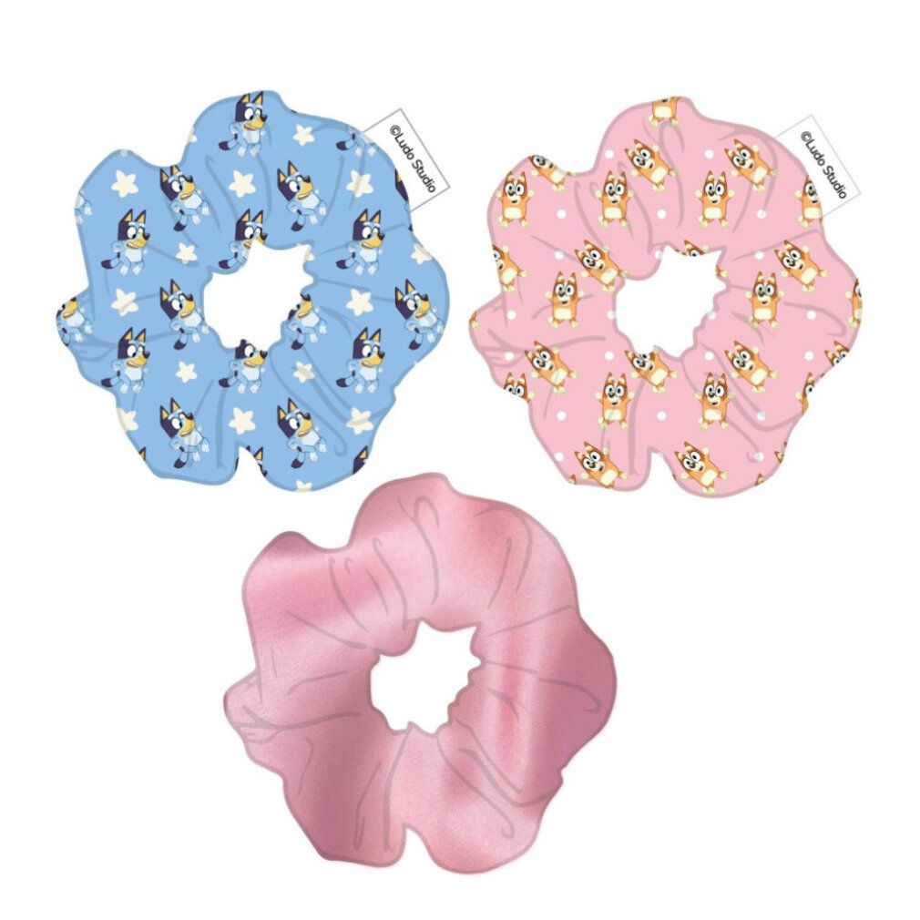 Drei Haargummis: blau mit Sternen und Bluey-Motiv, rosa mit Bluey-Motiv und einfarbig rosa. Etikett: Ludo Studio.