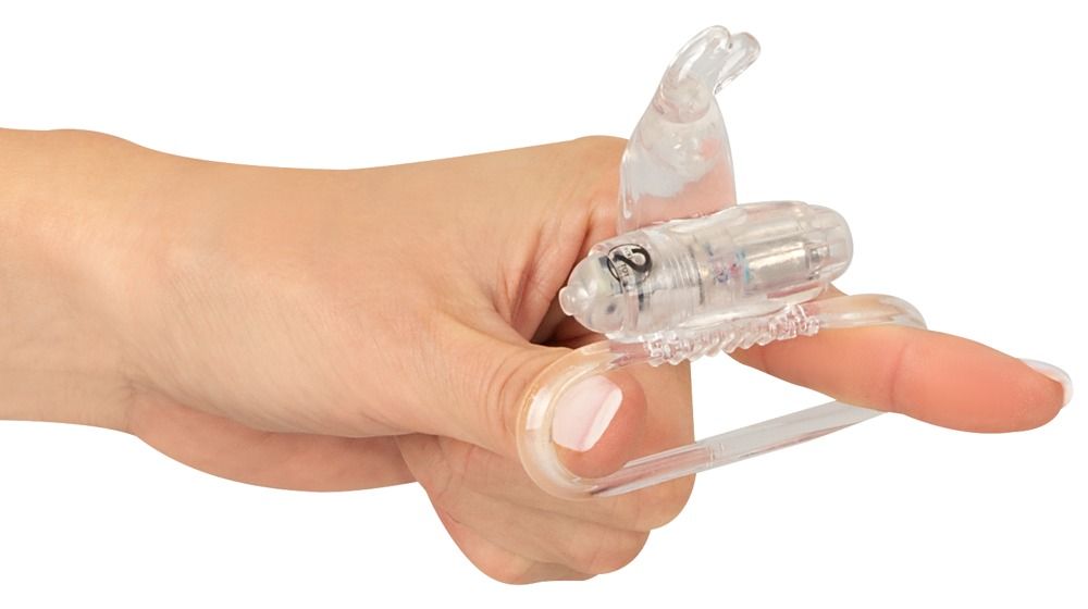 Transparenter Penisring am Finger. Ringförmig, mit Vibrationsmodul und Hasen-Aufsatz.