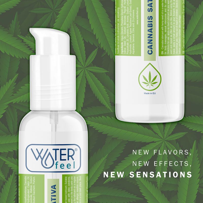 Nahaufnahme einer Flasche mit Sprühkopf und Text: Waterfeel, Cannabis Sativa. Hintergrund: Cannabispflanzenblätter.
