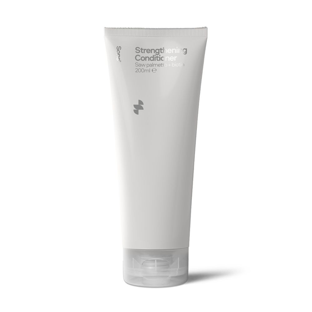 Weiße Tube mit „Strengthening Conditioner“-Aufdruck. Transparenter Verschluss. Produktname und Logo sichtbar.