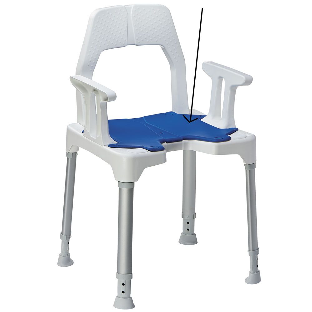 Blauer Sitzpad auf einem weißen Duschstuhl mit Armlehnen. Höhenverstellbare Beine. Sitzpad mit Aussparung.
