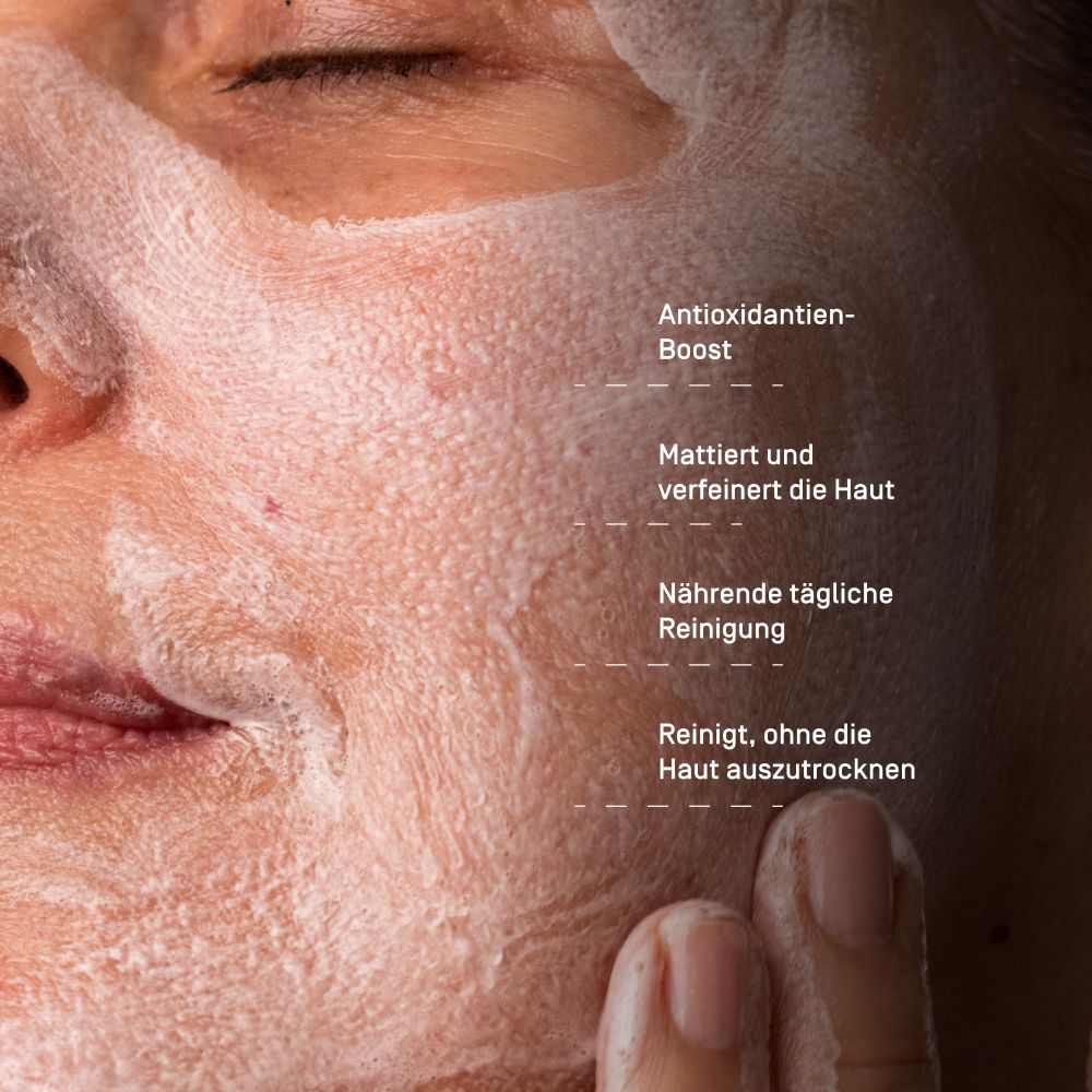Viva Maia Nourishing Bar: Nahaufnahme eines Gesichts mit Schaum. Vorteile: Antioxidantien-Boost, mattiert, nährt.