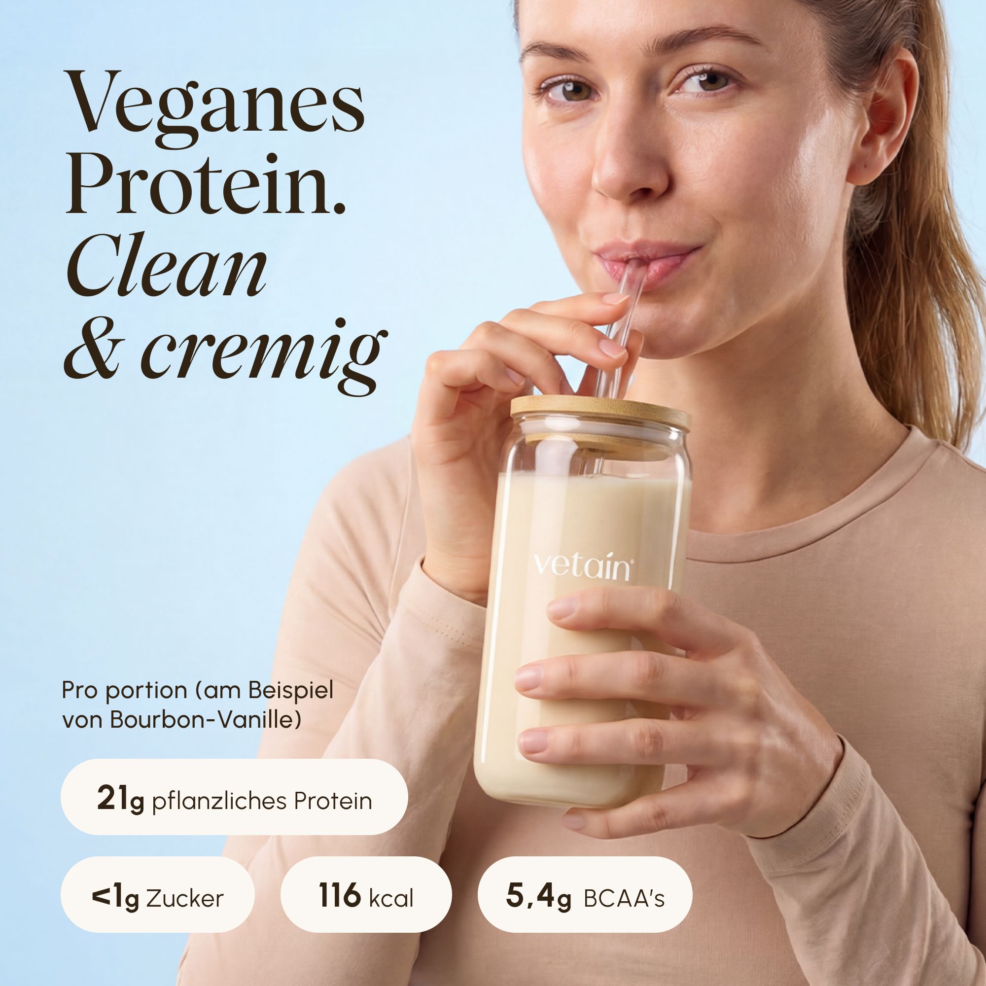 Frau trinkt VETAIN veganes Protein aus einem Glas mit Strohhalm.