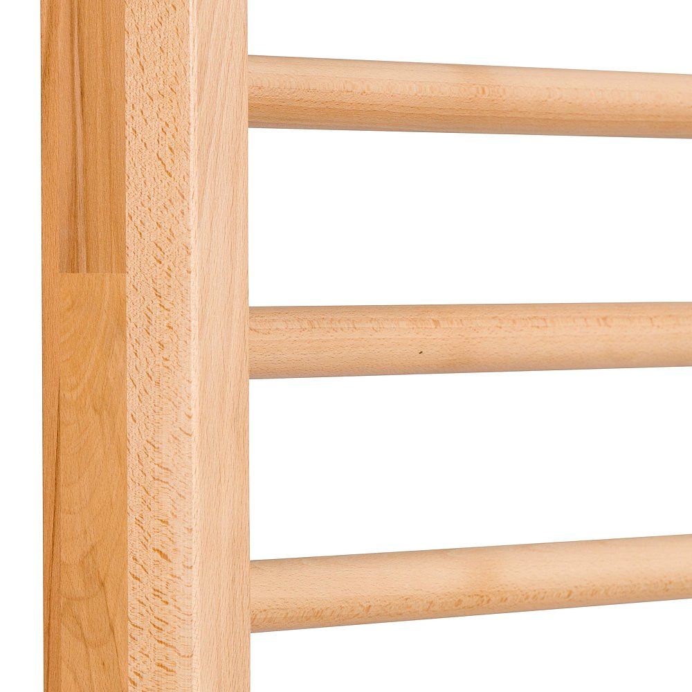 Nahaufnahme der Sprossenwand. Holzstruktur und runde Sprossen sichtbar.